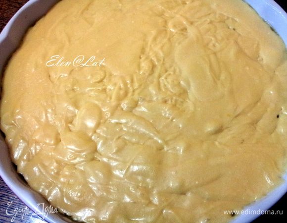 Добавить растопленное масло и затем муки с разрыхлителем.
Тесто выкладываем на бананы и разравниваем. 
