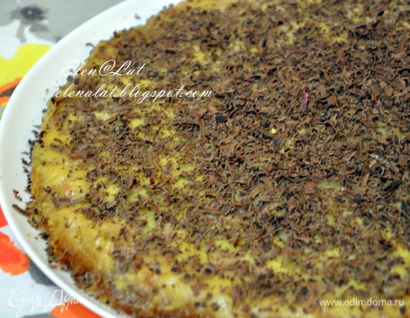 Пирог выпекать в заранее разогретой до 180С духовке 20-30 мин.,  затем температуру уменьшить до 150 С, можно накрыть фольгой, если верх сильно зарумянился, я не накрывала, и печь до готовности еще минут 10-15.
Готовность пирога проверяйте деревянной шпажкой, она должна быть сухой.
После того, как пирог испечется, дать ему остыть. Затем пирог ПЕРЕВЕРНУТЬ на блюдо. Сверху посыпать тертым темным шоколадом.

И все, сказать, что он вкусный ничего не сказать, он ооочень вкусный, он бесподобен!!!!!!
Приятного аппетита!!!!