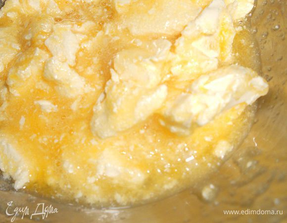 Сначала делаем тесто - масло ложкой размять с яйцами и щепоткой соли, добавить соду и перемешать.