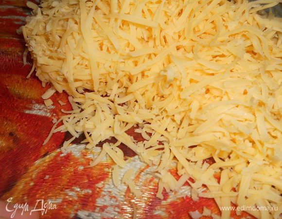 Половину сыра натереть на терку, а другую половину нарезать кубиками.