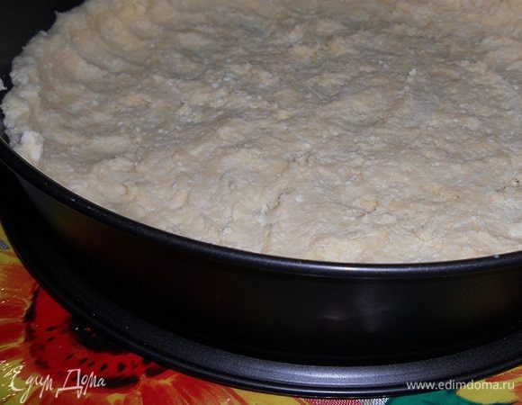 Грибы обжарить (у меня были опята), снять с плиты и добавить сливки, добавить натертый сыр и перемешать, посолить по вкусу. Тесто руками размять по форме, делая бортики, и поставить в разогретую духовку, выпекать до золотистого цвета. Затем на тесто  выложить сыр, который порезан кубиком. Затем сверху вылить смесь грибов со сливками и сыром. И поставить в разогретую духовку до 230 градусов на 30 минут до золотистой корочки.