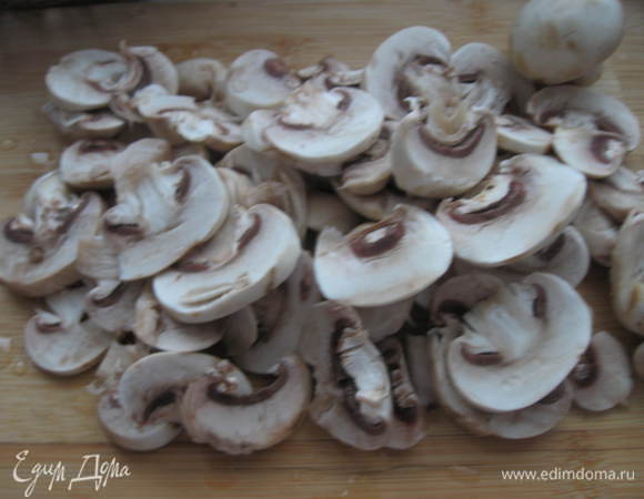 Грибы помыть, нарезать тонкими пластинами.

