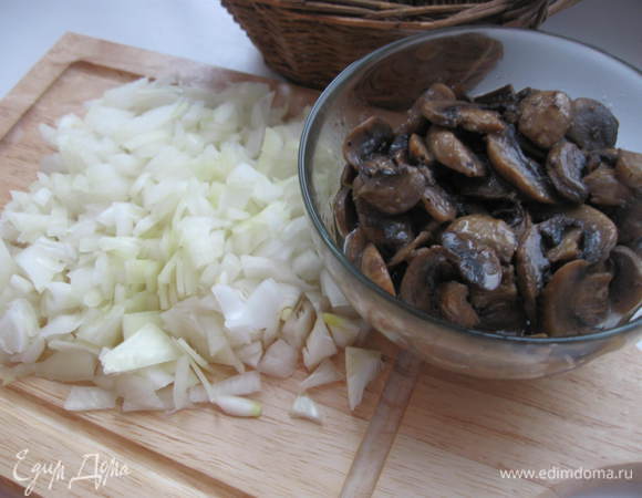 Поставить грибы на медленный огонь, добавив чуть-чуть оливкового масла.  Выделившийся грибами сок должен выпариться наполовину. Лук нарезать мелко.
