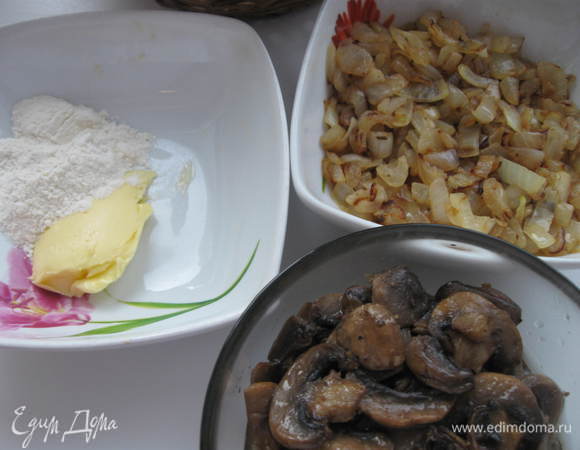 Муку пассировать с 1 ложкой сливочного масла. Лук обжарить, добавив 1 ложку сливочного масла.

 