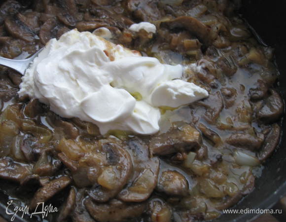  Затем добавьте к обжаренному луку грибы, пассированную муку, сметану и подержите на медленном огне минут 5-10, помешивая. 

