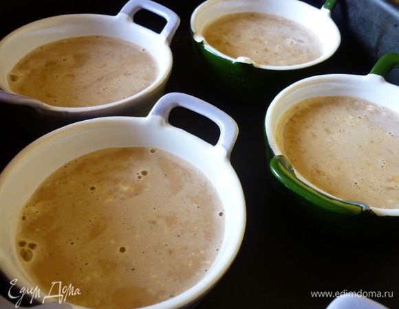 Смешать желтки и все сливки.Разлить по формочкам и запекать при 100-130 градусах примерно 1 час.