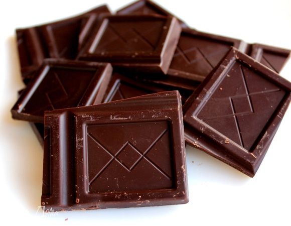 Шоколад поломать и растопить на водяной бане.