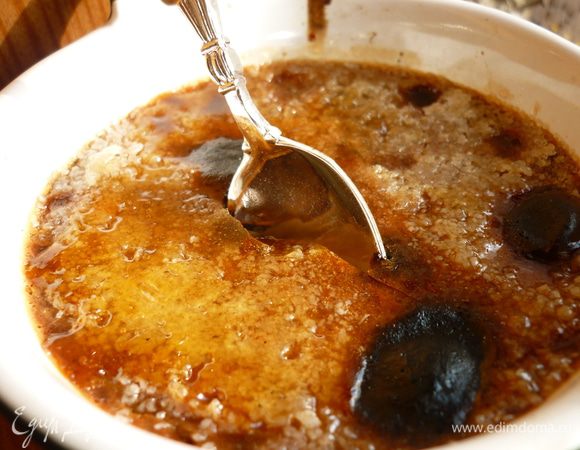 Перед подачей посыпать сахаром и поставить под гриль на несколько секунд и немедленно подавать/или полить карамелью,приготовленной на плите в сотейнике. Приятного аппетита!!!