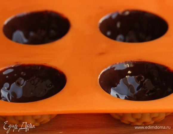 Шоколад равномерно распределить по формочкам (я брала силиконовую форму для мини-кексов) при помощи кисточки. На 10 минут поставить в морозильную камеру.