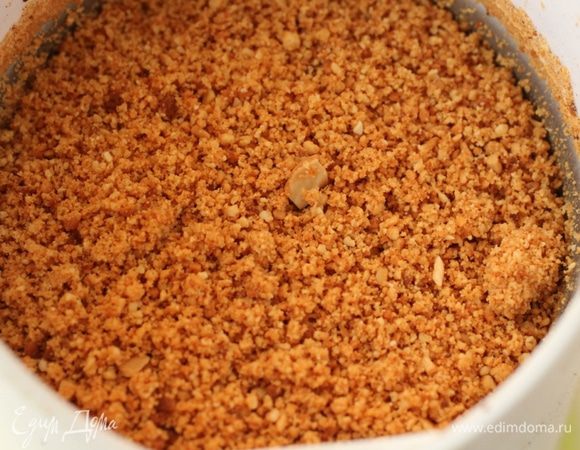 Обжарить и измельчить в крупную крошку.