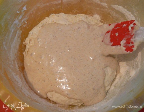 ЗАМЕС ТЕСТА
Все смешать кроме сыра, добавить закваску. Замешивала в хлебопечке 3 мин. При необходимости добавить муки, если тесто получается очень мягким, поскольку после добавления сыра оно станет слабее.
