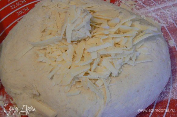Добавить сыр и месить до его равномерного распределения. Поставить в теплое место.