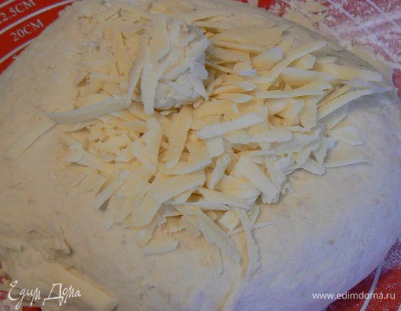 Добавить сыр и месить  до его равномерного распределения. Поставить в теплое место.