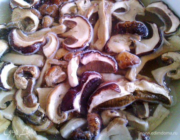 Замачиваем грибы на 20-30мин. 