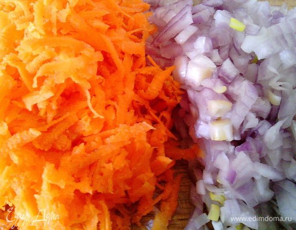 Нарезаем мелко лук и натираем на крупной тёрке морковь.