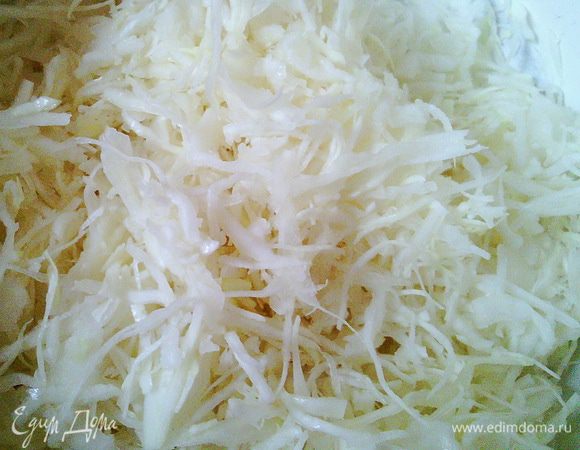 Капусту  шинкуем, присаливаем и слегка обминаем.