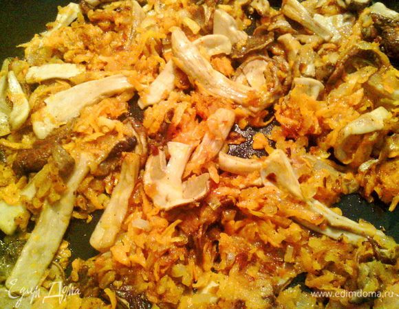 Обжариваем на масле лук до золотистого цвета. Затем добавляем морковь и обжариваем несколько минут. Приправляем по вкусу душистым перцем и паприкой. Следом, минут на пять, отправляем грибы на обжарку.