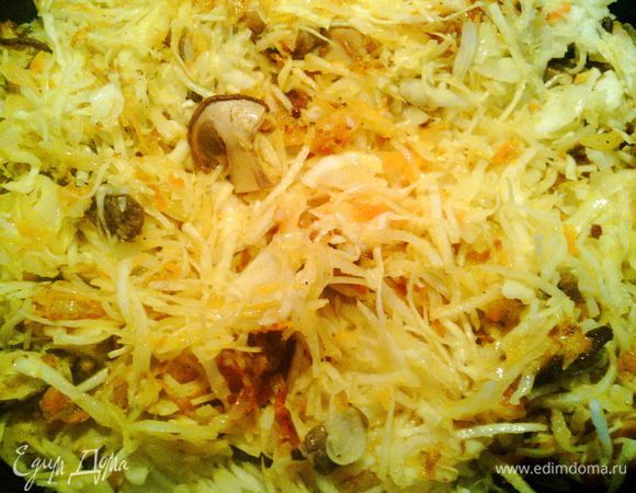 Добавляем капусту и лавровый лист, перемешиваем и обжариваем несколько минут. 