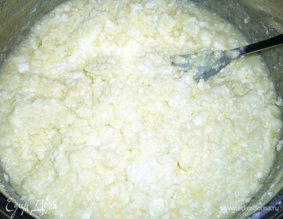 Смешиваем простоквашу с яйцом и сахаром, всыпаем манку и оставляем минут на 15.