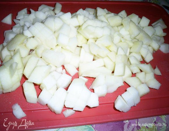 Яблоки моем, чистим, удаляем сердцевину и нарезаем мелкими кубиками.