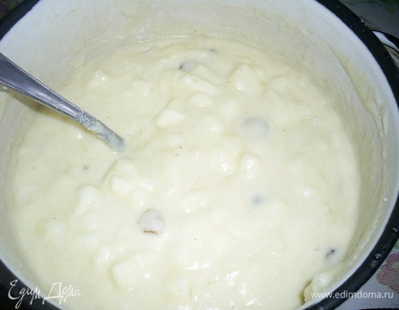 В смесь с манкой добавляем яблоки, промытый изюм, ванилин, соду, все тщательно перемешиваем. Затем вливаем растопленное сливочное масло  и еще раз перемешиваем. 