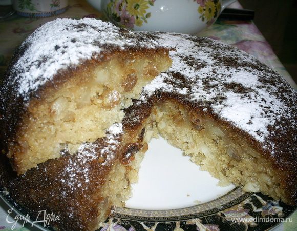 Выпекаем в форме 22-24 см, смазанной маслом и посыпанной манкой в разогретой до 200 градусов духовке до румяного цвета (примерно 40 минут) или в мультиварке (программа Выпечка, у меня 45 минут). Вынимаем из формы теплым и посыпаем сахарной пудрой. Приятного аппетита!