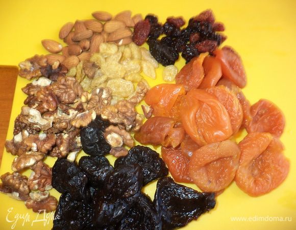 Сухофрукты промыть,если нужно немного смочить водой и оставить ,они не должны быть сухими,можно  что то из сухофруктов замочить в коньяке или любой фруктовой настойке,орешки можно подсушить.