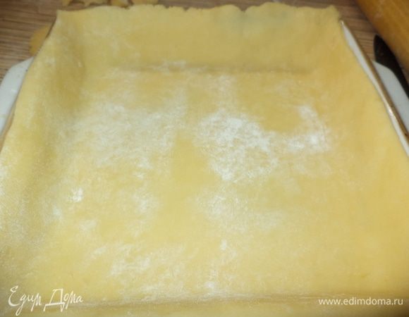 уложить в форму ,что бы получились бортики форма у меня 20*20 ,"дно" наколоть вилкой и выпекать до готовности  180*.