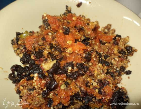 Сухофрукты и орехи провернуть в мясорубке.