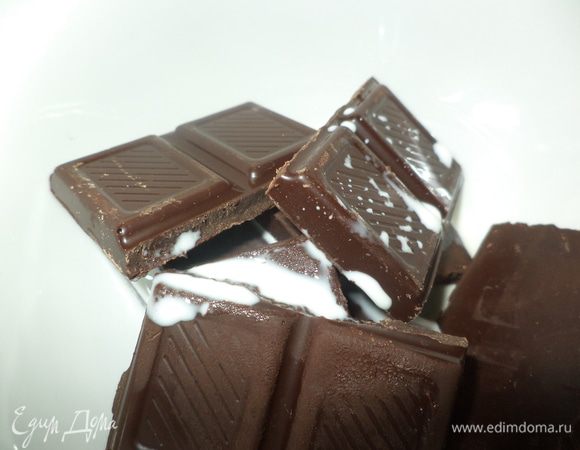 Шоколад поломать на кусочки, добавить немного молока или сливок и растопить в микро на минимальной мощности или распустить на водяной бане.