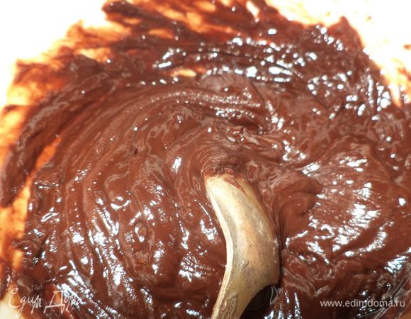 Тщательно перемешать растопленный шоколад.
