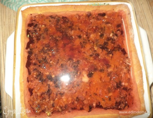 Сверху залить желе,оно было еще теплым,поэтому слегка "смочило"  сухофрукты, но и осталось хорошим слоем сверху. Охладить.