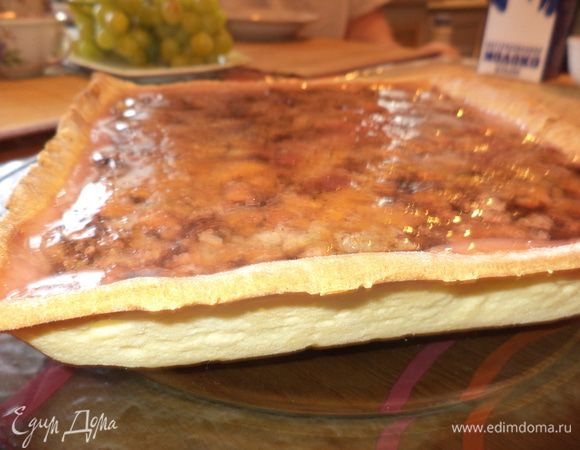 Вот он и готов самый полезный пирог!!! Тонкое тесто, шоколад и много солнечной пищи!!! Он получился сразу немного суховатым (корж и твердый шоколад, но, полежав немного с завтрака до обеда в пакете, стал просто идеален - великолепно режется, не крошится, оторваться невозможно, а самое главное - осознание того, насколько это полезная выпечка!!!!!!!