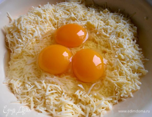 Состав-проще пареной репы... В тёртый сыр вбиваем три крупных яйца. Перемешиваем,как на горячие бутерброды (мой первый выставленный здесь рецепт,готовлю их через день!).