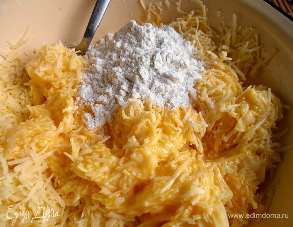 Добавляем муку. Перемешиваем снова.