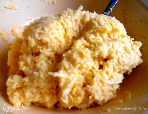 "Тесто" не должно разваливаться! Если нужно - добавьте ещё муки.