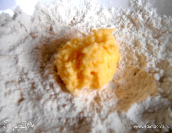 Бросаем часть теста величиной чуть больше грецкого ореха в муку и начинаем обваливать руками в муке на манер сырничков... Кто часто печёт, как я, сырники - проблем не будет! Технология та же!