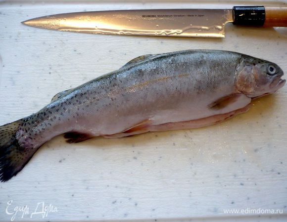 Сначала готовим бульон. Для меня это оказалось самым сложным этапом готовки ухи, ведь я, представьте себе, представьте себе, ни разу не разделывала сырую рыбу на филе (селедка не в счет). Вот она — одна из красавиц, которой предстоит быть отданной мне, неопытной, на расправу. Кстати, больше всего, конечно, повезло форели, которая шла под номером четыре, руку я уже немного набила и ей не пришлось долго страдать.))) 