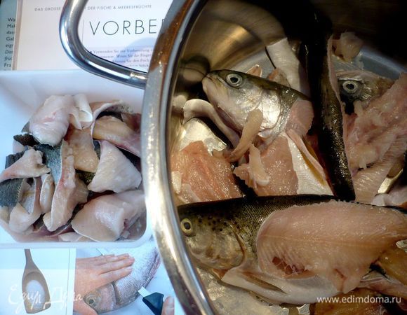 А вот все мои настрадавшиеся рыбки, разделенные на каркасы и филе. Потом я еще немного пособирала мясо с каркасов и отложила его к филе. Филе форели убираем в холодильник.