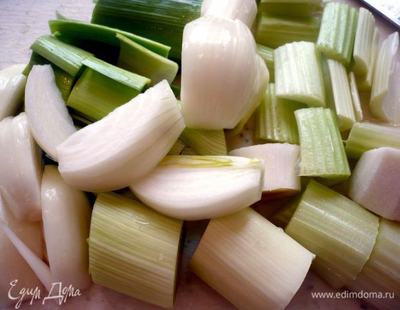 Чистим и крупно режем лук-порей, репчатый лук, сельдерей и корень петрушки.