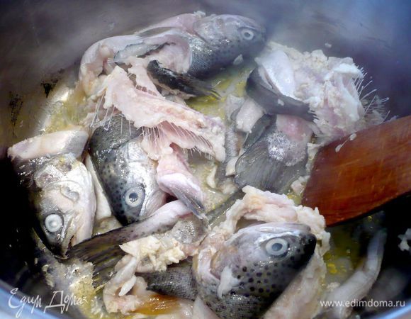 Разогреваем в кастрюле 6 ст.л. оливкового масла и опускаем наши каркасы и головы в кастрюлю, слегка обжариваем, помешивая, чтобы рыба не зажаривалась, а оставалась прежнего цвета. 