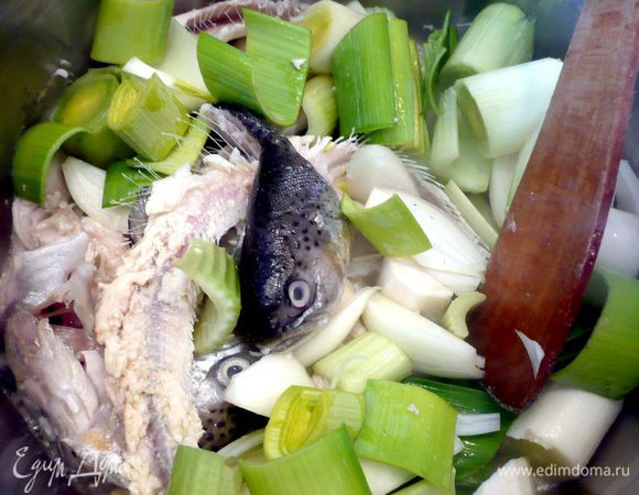 Через пару минут добавляем овощи и перемешиваем. Готовим еще 3 минуты.