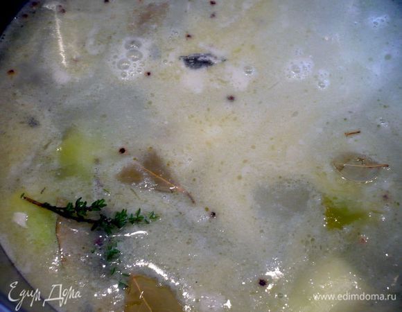 Добавляем воду, лавровый лист, тимьян и перец горошком. Варим на среднем огне под крышкой полчаса.