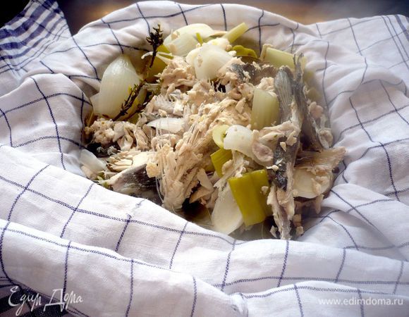 Снимаем с огня и процеживаем бульон через сито, выложенное в один слой х/б полотенцем.