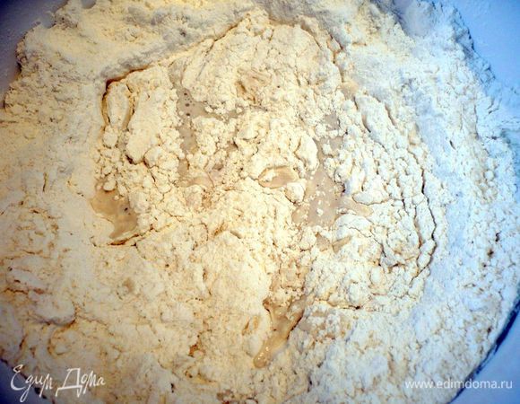 Готовим тесто для гриссини. Муку смешиваем с солью. Дрожжи разводим в 125 г теплой воды. Делаем в муке углубление и выливаем в него дрожжи, слегка присыпаем мукой и ставим под полотенцем в теплое место на 10 минут.