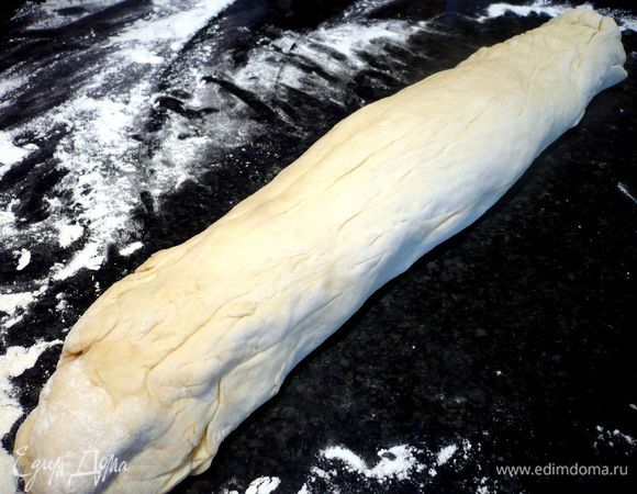 Тесто раскатываем в колбаску и делим его на 30 равных частей. 