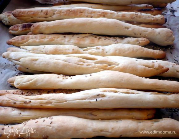 Выпекаем гриссини в зависимости от духовки 7-10 минут на среднем уровне, потом 2 минуты на верхнем уровне до золотистого цвета. Не бросайте ваши гриссини без присмотра, они очень быстро готовятся. 