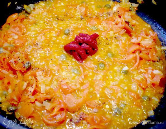 В сковороде, где обжаривалась рыба, пассеруем мелко порезанную морковь, лук-порей, порубленный чеснок, добавляем томатную пасту, мякоть помидоров и каперсы. Добавляем овощи в суп.