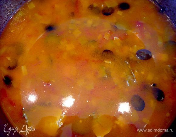 В суп также добавляем креветки и коктейль из морепродуктов, а также оливки и кусочки маринованных огурцов. Солим, перчим и сразу выключаем, ведь наша уха готова! 