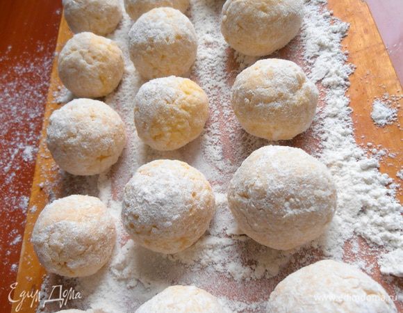На доску присыпаем слой муки и выкладываем шарики - полуфабрикаты. Смотрите, чтобы не склеились между собой))